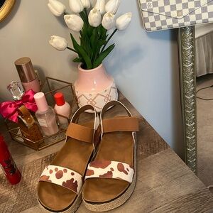 Super cute shoes worn one time!! Sandals that are platform